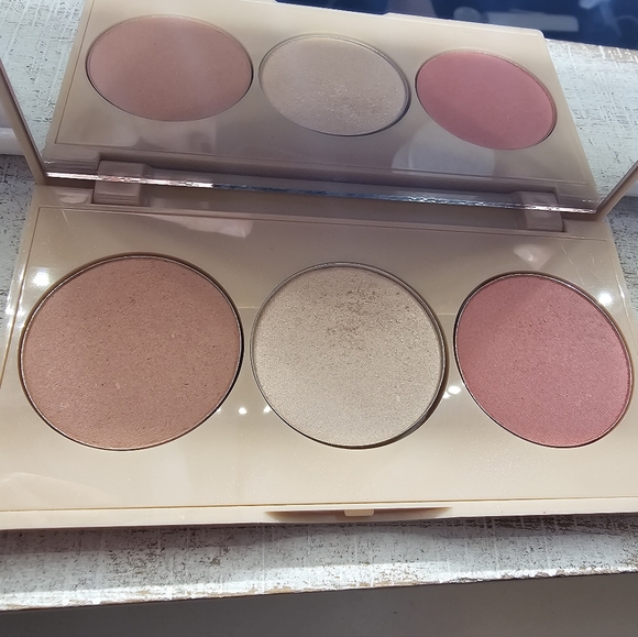 3 in 1 Face Palette - Picture 2 of 3
